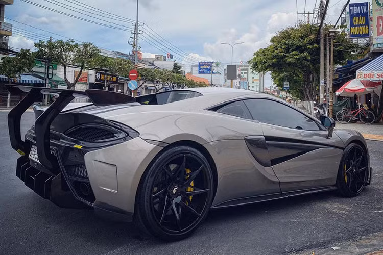 Chiếc siêu xe được đăng ký biển trắng cũng là xe McLaren 570S đầu tiên về Việt Nam, với biển số này, chiếc xe đã đổi chủ và mua bán khá dễ dàng. Mới đây, chiếc siêu xe McLaren 570S này đã được 1 người mê xe ở Bến Tre tậu về để trải nghiệm.