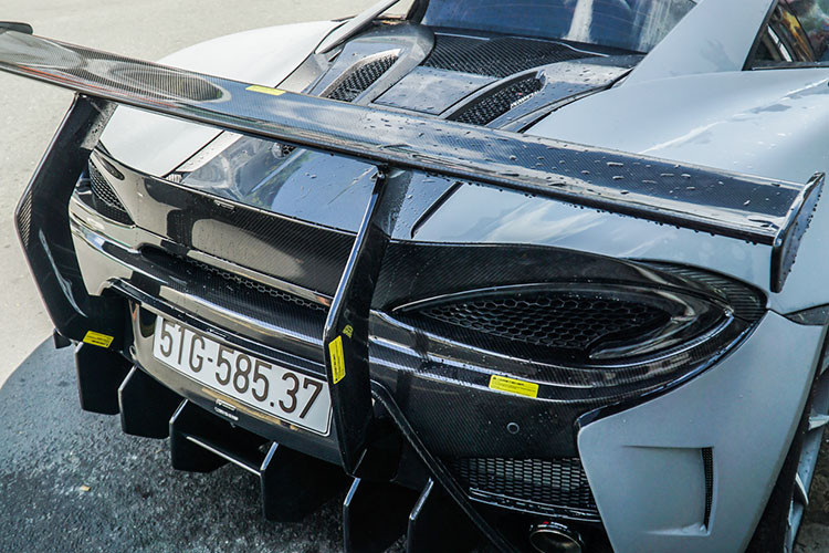 Chiếc siêu xe McLaren 570S mới về Bến Tre định cư đã được chủ nhân cũ độ cho xe ngoại thất body kit 570-VX của hãng độ xe Vorsteiner đình đám với điểm nhấn là cánh gió đuôi khổng lồ cùng với đó là phần đầu xe có thêm cánh lướt gió mới. Chưa hết, xe còn được trang bị la-zăng độ đầy kiểu cách của hãng Forgiato.