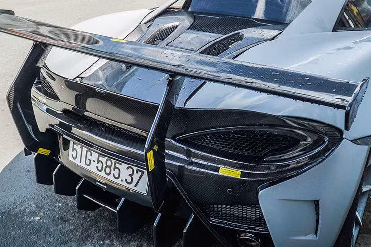 Chiếc siêu xe McLaren 570S mới về Bến Tre định cư đã được chủ nhân cũ độ cho xe ngoại thất body kit 570-VX của hãng độ xe Vorsteiner đình đám với điểm nhấn là cánh gió đuôi khổng lồ cùng với đó là phần đầu xe có thêm cánh lướt gió mới. Chưa hết, xe còn được trang bị la-zăng độ đầy kiểu cách của hãng Forgiato.