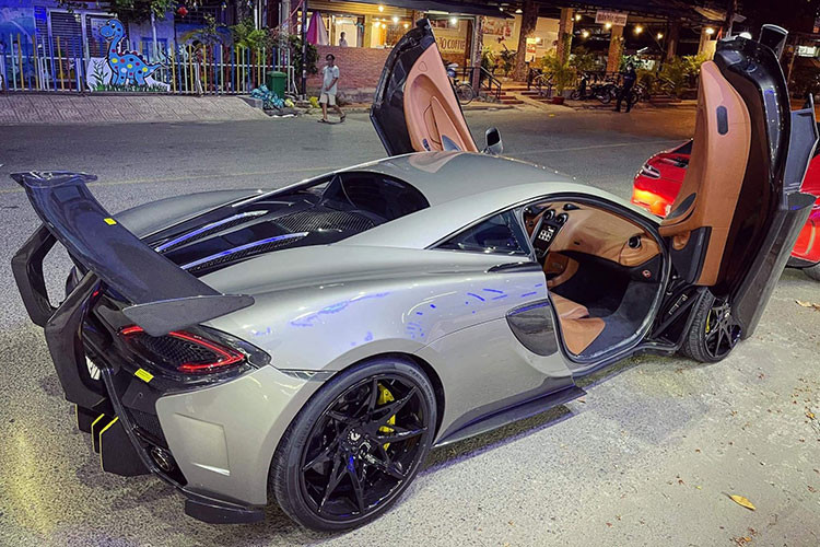 Siêu xe McLaren 570S độ Vorsteiner độc nhất Việt Nam được trang bị khối động cơ V8, tăng áp kép, dung tích 3,8 lít, sản sinh công suất tối đa 562 mã lực và mô-men xoắn cực đại 600 Nm.