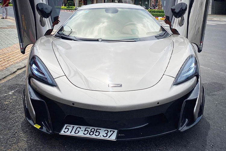 Như vậy, chỉ mới rời khỏi vòng tay của CEO 22 tuổi Tống Đông Khuê, chiếc siêu xe McLaren 570S màu xám độc nhất Việt Nam đã tìm thấy người mua mới. Mức giá xe McLaren 570S vào năm 2019 khoảng hơn 12 tỷ đồng, tuy nhiên hiện tại giao dịch không được tiết lộ nhưng có thể không quá 10 tỷ đồng.