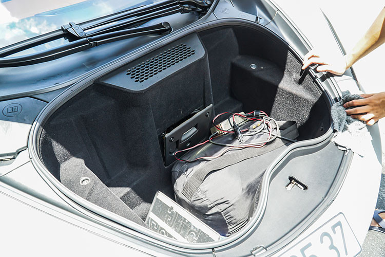 McLaren 570S mất khoảng 3,2 giây để tăng tốc từ vị trí xuất phát lên 100 km/h trước khi đạt vận tốc tối đa 328 km/h. Chiếc siêu xe McLaren 570S độ body kit 570-VX của hãng Vorsteiner có một không hai tại dải đất hình chữ S đã được nâng cấp lên ống xả của hãng độ FI.