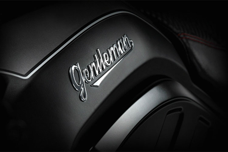 Thiết kế bình xăng có những chi tiết ốp kim loại được gia công khá kiểu cách. Với thế ngồi chồm đặc trưng của dòng café racer, khi di chuyển chi tiết này sẽ giúp người lái ôm sát bình xăng khá đẹp mắt.