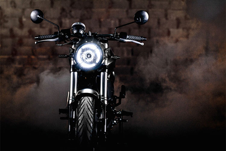 Thiết kế lai thương hiệu là điểm ấn tượng nhất trên GPX Gentleman vì nó pha trộn hài hòa giữa chất cafe racer truyền thống và những chi tiết cách tân hiện đại. Cụm đèn pha khá sắc sảo, tương tự thiết kế của Ducati Scrambler với đèn chiếu sáng ban ngày bo tròn 4 góc quen thuộc.