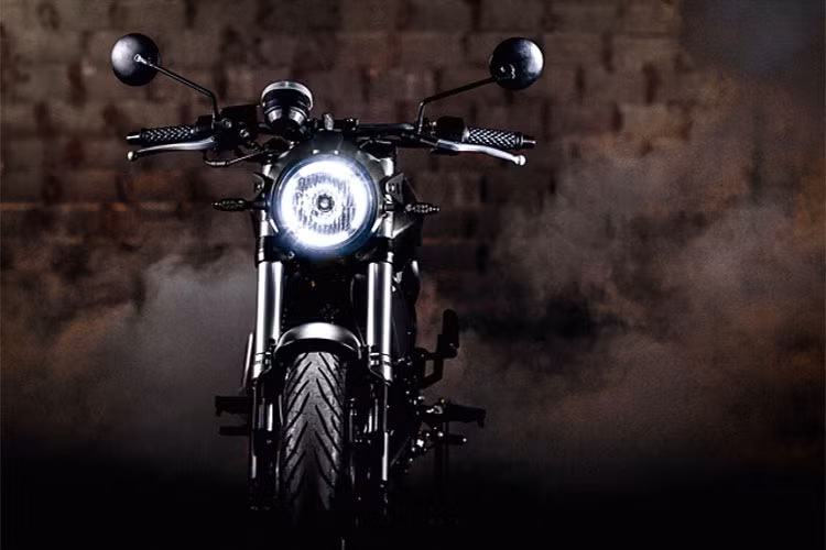 Thiết kế lai thương hiệu là điểm ấn tượng nhất trên GPX Gentleman vì nó pha trộn hài hòa giữa chất cafe racer truyền thống và những chi tiết cách tân hiện đại. Cụm đèn pha khá sắc sảo, tương tự thiết kế của Ducati Scrambler với đèn chiếu sáng ban ngày bo tròn 4 góc quen thuộc.