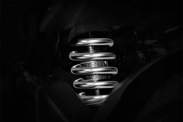 Hệ thống treo sau là loại lò xo đơn, phanh sau là loại đĩa đơn, 1 piston. Tổng quan, đây là một chiếc xe có thiết kế rất đẹp mắt và đầy thu hút của hãng xe Thái GPX Racing, xe còn được trang bị khá nhiều những "đồ chơi" đắt tiền