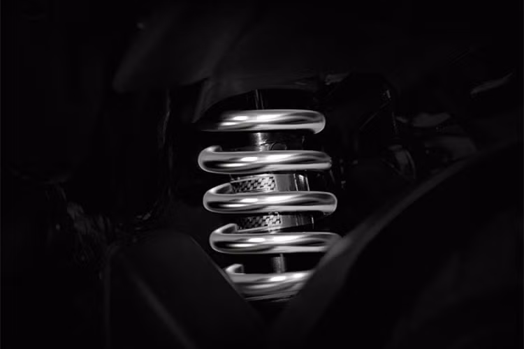 Hệ thống treo sau là loại lò xo đơn, phanh sau là loại đĩa đơn, 1 piston. Tổng quan, đây là một chiếc xe có thiết kế rất đẹp mắt và đầy thu hút của hãng xe Thái GPX Racing, xe còn được trang bị khá nhiều những "đồ chơi" đắt tiền