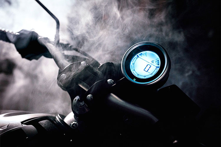 Bên cạnh đó, bảng đồng hồ tốc độ điện tử của xe thiết kế dạng tròn mang dáng dấp của mẫu Scrambler đình đám nhà Ducati cũng được trang bị. Cụm đồng hồ này sẽ hiển thị những thông tin cần thiết cho xe, chi tiết này cũng góp phần tạo điểm nhấn hiện đại Legend cho Gentleman 200.