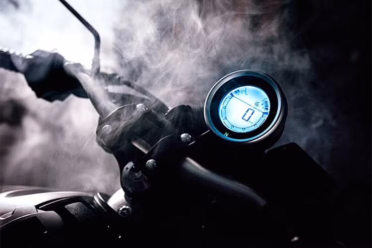 Bên cạnh đó, bảng đồng hồ tốc độ điện tử của xe thiết kế dạng tròn mang dáng dấp của mẫu Scrambler đình đám nhà Ducati cũng được trang bị. Cụm đồng hồ này sẽ hiển thị những thông tin cần thiết cho xe, chi tiết này cũng góp phần tạo điểm nhấn hiện đại Legend cho Gentleman 200.