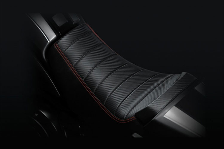 Yên xe có phần trên làm từ vật liệu giả da với bề mặt giả vân carbon, viền chỉ đỏ nổi bật. Chiều cao yên của chiếc cafe racer 200cc là 730mm. Phần đuôi xe có chi tiết ốp màu bạc ở phía bên có tên xe và số hiệu. Cụm đèn sau và 2 đèn xi-nhan sử dụng công nghệ LED hiện đại.