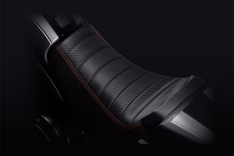 Yên xe có phần trên làm từ vật liệu giả da với bề mặt giả vân carbon, viền chỉ đỏ nổi bật. Chiều cao yên của chiếc cafe racer 200cc là 730mm. Phần đuôi xe có chi tiết ốp màu bạc ở phía bên có tên xe và số hiệu. Cụm đèn sau và 2 đèn xi-nhan sử dụng công nghệ LED hiện đại.