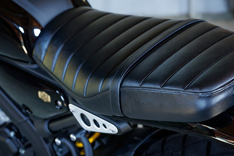 Đặc biệt, giảm xóc trước hành trình ngược Upside-Down và Mono-Shock phía sau có thể điều chỉnh độ cứng ở 3 cấp độ. Yên xe đơn dài với đường may sóng, và bánh xe hợp kim nhôm 17 inch ở cả hai bánh. Bình xăng có dung tích 10 lít, trọng lượng xe là 137 kg.