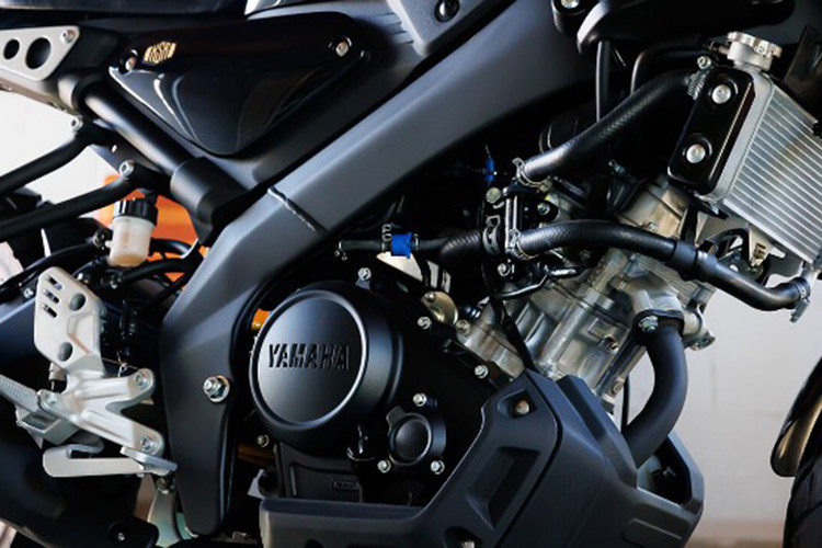 Tỷ số nén của xe là 11,2:1, mang lại công suất tối đa 15 mã lực tại 10.000 vòng/phút và mô-men xoắn cực đại 12 Nm tại 8.000 vòng/phút. Xe sử dụng hộp số 5 cấp, trang bị bộ Assist Slipper Clutch và truyền lực qua dây xích.