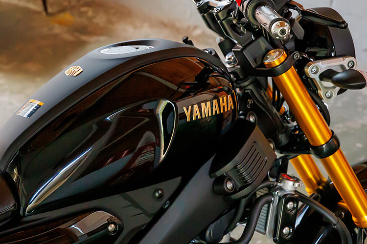 Về các tính năng và trang bị trên xe, Yamaha XSR125 2025 được trang bị hệ thống chiếu sáng LED toàn bộ xe, màn hình LCD đơn hình tròn, hệ thống phanh ABS hai kênh đảm bảo an toàn.
