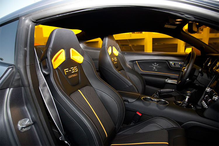 Các trang bị khác trên xe bao gồm hệ thống treo RTR Tactical Performance, thanh giằng chống lật RTR, lò xo giảm chất độ Ford Performance và bộ lazăng RTR Aero 7 cùng bộ lốp Nittto NT555.