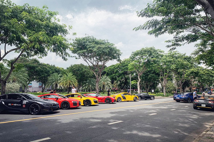 Tuy nhiên, gây sự chú ý nhiều nhất chính là đội hình siêu xe Audi R8 tại Việt Nam với năm chiếc góp mặt. Trong đó, có đến ba chiếc Audi R8 thuộc phiên bản cũ, hai chiếc còn lại là dòng Audi R8 V10 Plus cũng góp mặt trong buổi tụ tập siêu xe tại Sài thành này.