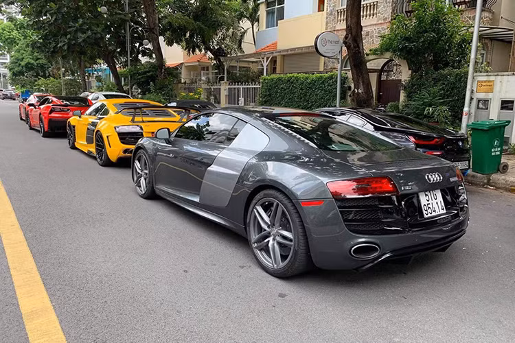 Audi R8 V10 Plus được trang bị khối động cơ V10, dung tích 5.2 lít, sản sinh công suất tối đa 610 mã lực và mô-men xoắn cực đại 540 Nm. Động cơ kết hợp cùng hộp số ly hợp kép 7 cấp S-Tronic và hệ dẫn động 4 bánh toàn thời gian danh tiếng của Audi, nhờ đó, siêu xe Audi R8 V10 Plus chỉ mất khoảng thời gian 3,2 giây để tăng tốc lên 100 km/h từ vị trí xuất phát trước khi đạt vận tốc tối đa 330 km/h.