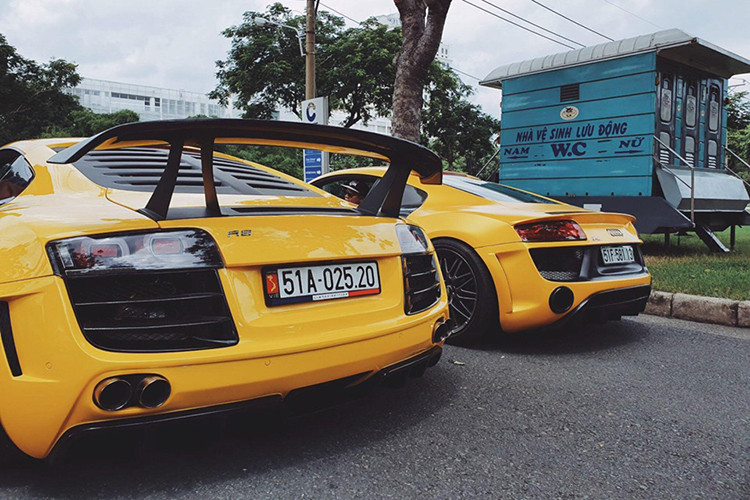 Trong số ba chiếc siêu xe Audi R8 đời cũ xuất hiện vào cuối tuần vừa qua, có đến hai chiếc mang gói độ "khủng" của Prior Design và Regula. Điều thú vị là cặp đôi siêu xe Audi R8 độ body kit này đều có chung màu sơn vàng rất nổi bật. Riêng chiếc siêu xe Audi R8 đời cũ còn lại mang màu sơn xám lông chuột, ngoại thất xe không được độ body kit nhưng lại là chiếc Audi R8 hiếm hoi tại Việt Nam sở hữu hộp số sàn.