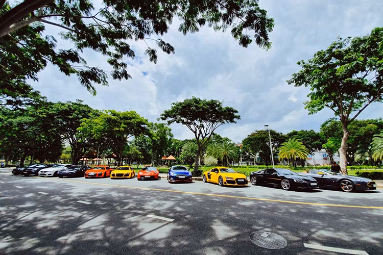 Trong đoàn xe "khủng" này có một chiếc BMW i8 từng của đại gia siêu xe Minh Nhựa, một chiếc xe thể thao mui trần Chevrolet Corvette C7 Z06, siêu xe Aston Martin V8 Vantage mui trần thế hệ cũ, siêu xe đường phố Nissan GT-R của chủ nhân chiếc Ferrari 488 Spider ở Bình Phước đã được độ lên body kit Nismo...