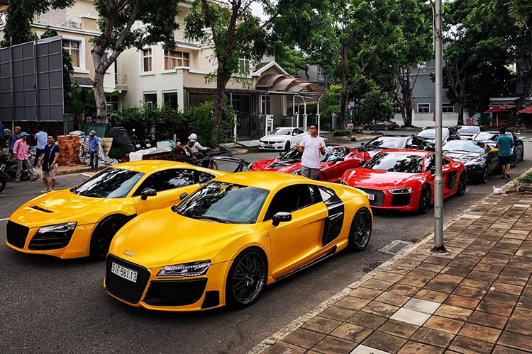 Cuối tuần vừa qua, dàn siêu xe và xe thể thao của những người yêu xe tụ tập tại quận 7, Tp.HCM. Từ phải sang, Aston Martin V8 Vantage mui trần, siêu xe Audi R8 V10 Plus màu đen, Audi R8 độ body kit Regula, Nissan GT-R, Chevrolet Corvette C7 Z06 màu đỏ, Audi R8 độ Prior Design, Audi R8 V10 Plus màu đỏ và BMW i8.