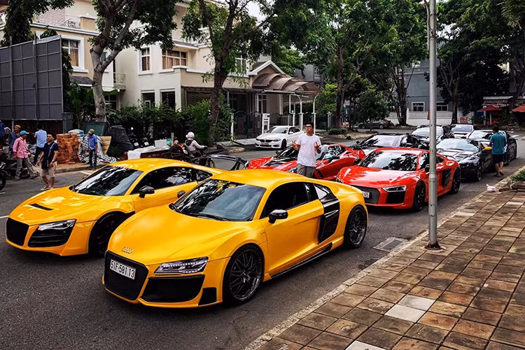 Cuối tuần vừa qua, dàn siêu xe và xe thể thao của những người yêu xe tụ tập tại quận 7, Tp.HCM. Từ phải sang, Aston Martin V8 Vantage mui trần, siêu xe Audi R8 V10 Plus màu đen, Audi R8 độ body kit Regula, Nissan GT-R, Chevrolet Corvette C7 Z06 màu đỏ, Audi R8 độ Prior Design, Audi R8 V10 Plus màu đỏ và BMW i8.