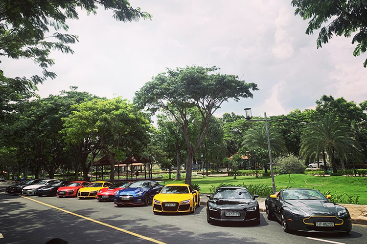 Cặp đôi siêu xe Audi R8 V10 Plus xuất hiện trong buổi tụ tập xe cuối tuần vừa qua có màu sơn đỏ và đen. Riêng chiếc Audi R8 V10 Plus màu đỏ từng thuộc sở hữu của cặp đôi Đông Nhi và Ông Cao Thắng. Đây cũng chính là chiếc Audi R8 V10 Plus đầu tiên về Việt Nam.