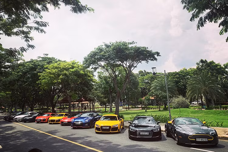 Cặp đôi siêu xe Audi R8 V10 Plus xuất hiện trong buổi tụ tập xe cuối tuần vừa qua có màu sơn đỏ và đen. Riêng chiếc Audi R8 V10 Plus màu đỏ từng thuộc sở hữu của cặp đôi Đông Nhi và Ông Cao Thắng. Đây cũng chính là chiếc Audi R8 V10 Plus đầu tiên về Việt Nam.