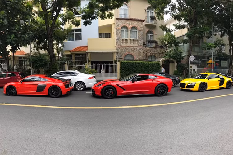 Siêu xe Audi R8 V10 Plus mang màu đen tại Việt Nam chỉ có đúng hai chiếc. Ngoài siêu xe trong bài viết này, tại dải đất hình chữ S còn có một chiếc Audi R8 V10 Plus mang màu sơn nguyên bản là đen nhưng đã được chủ nhân là Cường "Đô-la" dán lại ngoại thất.