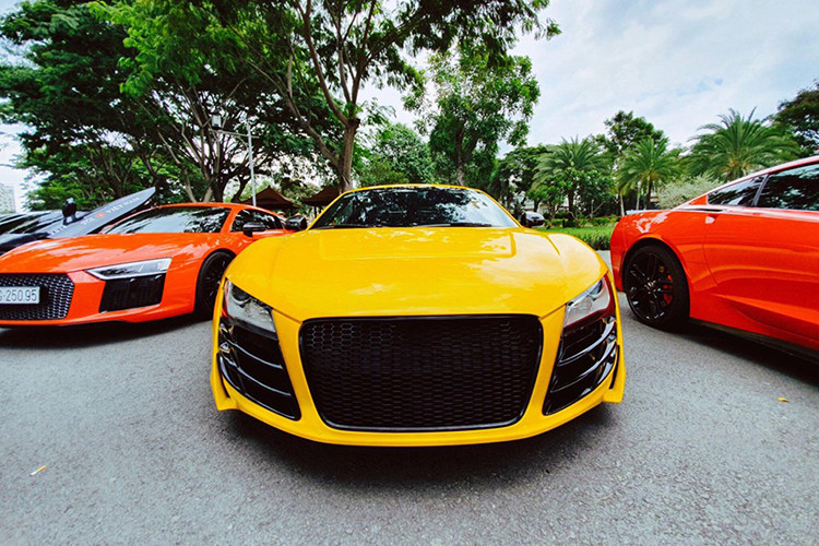Cả hai chiếc siêu xe Audi R8 đời cũ "tông xuyệt tông" màu vàng và mang gói độ body kit đình đám đều được trang bị động cơ V8, dung tích 4.2 lít, sản sinh công suất tối đa 420 mã lực tại vòng tua máy 7.800 vòng/phút và mô-men xoắn cực đại 430 Nm tại vòng tua 4.500-6.000 vòng/phút. Động cơ trên cặp đôi siêu xe Audi R8 đời cũ độ body kit này sẽ kết hợp cùng hộp số 7 cấp.