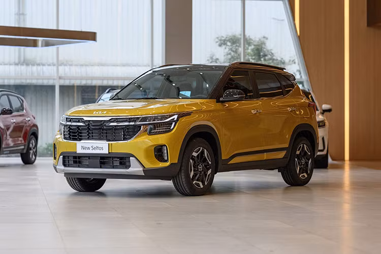 Trên website chính thức của KIA Việt Nam mới đây đã cập nhật thêm phiên bản 1.5 Turbo Deluxe hoàn toàn mới cho dòng SUV cỡ B Seltos. Theo đó, giá xe KIA Seltos 1.5 Turbo Deluxe được đề xuất ở mức 659 triệu đồng, đắt hơn bản 1.5L Deluxe 20 triệu đồng.