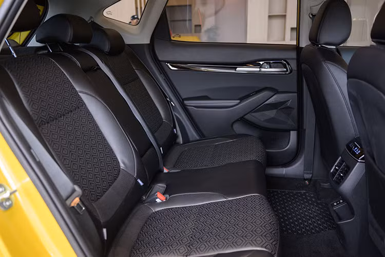 Hệ thống âm thanh của KIA Seltos 1.5 Turbo Deluxe được trang bị 6 loa; chìa khóa thông minh; khởi động xe từ xa; phanh tay điện tử tích hợp Auto Hold; cảm biến hỗ trợ đỗ xe phía sau; camera lùi; cảm biến áp suất lốp; 2 túi khí.