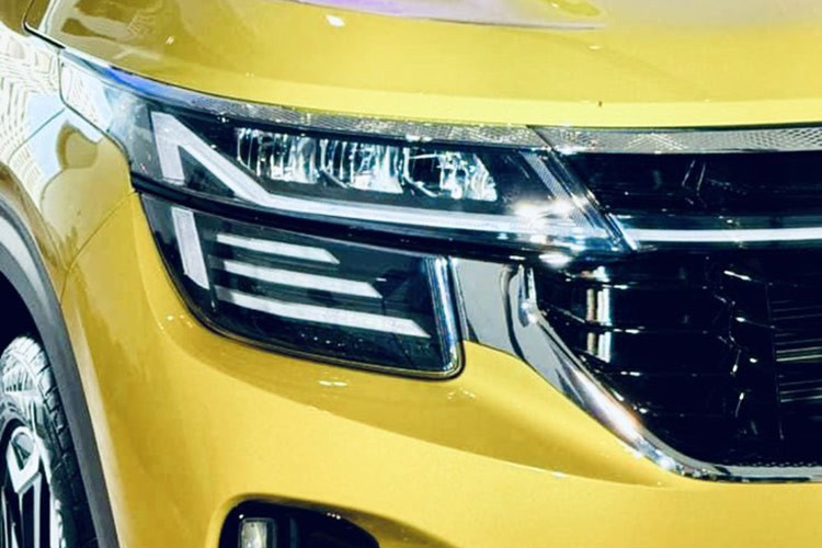 Tuy nhiên, các trang bị trên Seltos 1.5 Turbo Deluxe về cơ bản không có quá nhiều khác biệt so với bản 1.5 Deluxe. Cụ thể, xe được trang bị đèn pha có tính năng tự động bật/tắt; la-zăng hợp kim 17 inch...