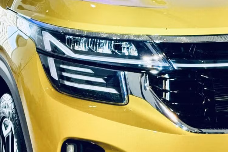 Tuy nhiên, các trang bị trên Seltos 1.5 Turbo Deluxe về cơ bản không có quá nhiều khác biệt so với bản 1.5 Deluxe. Cụ thể, xe được trang bị đèn pha có tính năng tự động bật/tắt; la-zăng hợp kim 17 inch...