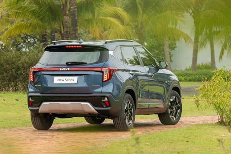 KIA Seltos từng tạo "sóng" trên thị trường ôtô Việt Nam với doanh số liên tục dẫn đầu phân khúc và thường xuyên ghi danh vào bảng xếp hạng top 10 xe bán chạy nhất. Song, sức hút của Seltos ở thời điểm hiện tại có phần giảm sút trước sự cạnh tranh gay gắt của loạt đối thủ mới với giá bán hấp dẫn hơn trong khi thiết kế và trang bị không hề thua kém.