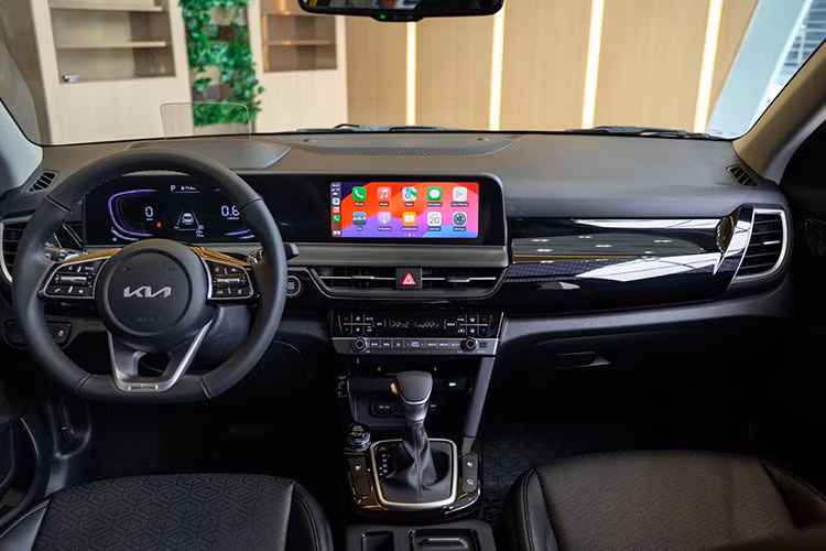 Bên trong nội thất, xe được trang bị ghế da, hàng ghế sau gập 60:40; hệ thống điều hòa tự động hai vùng độc lập, có cửa gió hàng ghế sau; màn hình đa thông tin 4.2 inch; màn hình cảm ứng trung tâm 10,25 inch, kết nối Apple CarPlay/Android Auto không dây...