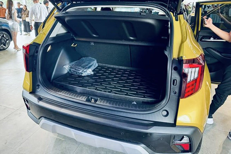 Các trang bị trên KIA Seltos 1.5 Turbo Deluxe thế hệ mới được cho thiếu cạnh tranh khi đặt cạnh loạt đối thủ cùng phân khúc đang bán ra tại thị trường Việt Nam như Mitsubishi Xforce hay Hyundai Creta.