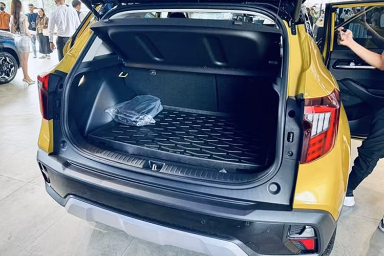 Các trang bị trên KIA Seltos 1.5 Turbo Deluxe thế hệ mới được cho thiếu cạnh tranh khi đặt cạnh loạt đối thủ cùng phân khúc đang bán ra tại thị trường Việt Nam như Mitsubishi Xforce hay Hyundai Creta.