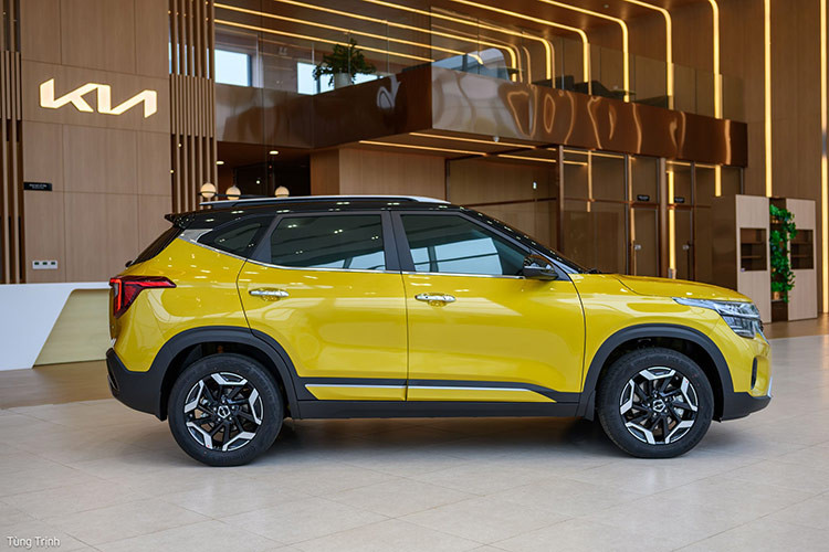 Với việc chi thêm 20 triệu đồng, khách hàng sở hữu KIA Seltos 1.5 Turbo Deluxe 2024 mới sẽ được trải nghiệm khối động cơ Smartstream 1.5 Turbo mạnh mẽ kết nối hộp số DCT 7 cấp mượt mà vốn chỉ được trang bị trên các bản cao nhất với giá lăn bánh dao động 800 - 900 triệu đồng.