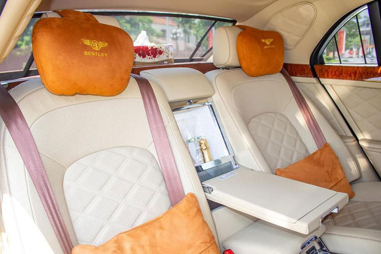 Hàng ghế phía sau với những trang bị đầy đủ các phụ kiện như: tựa đầu ghế có ốp sợi carbon mới xuất hiện trên phiên bản này. Phía trước còn có một bàn làm việc có thể được gập gọn gàng, ngoài ra, còn có 2 máy tính bảng iPad được tích hợp ngay sau tựa ghế trước phục vụ.