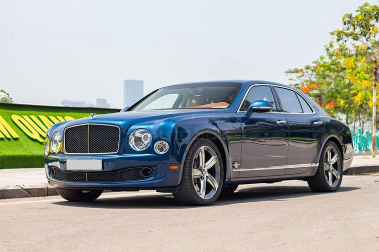 Từ trước đến nay, những chiếc Bentley luôn là biểu tượng cho sự sang trọng, quý phái. Cùng phân khúc với những chiếc Rolls-Royce, xe siêu sang Bentley luôn giữ phong độ khác biệt so với "người đồng hương" bởi sự trẻ trung hơn. Tại Việt Nam, Bentley luôn nằm trong top xe sang được các doanh nhân trẻ được ưa chuộng nhất.