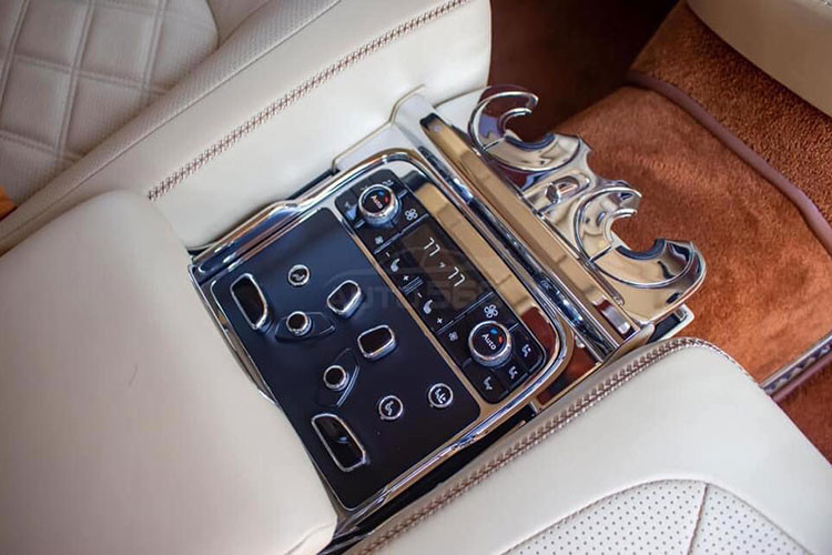 Bentley Mulsanne Speed sở hữu vô lăng 4 chấu sang trọng bọc da cao cấp tích hợp thêm các phím chức năng, cùng biểu tượng chữ B đặc trưng của hãng nằm chính giữa. Đồng hồ hiển thị đầy đủ thông số vận tốc, mô men xoắn, lượng tiêu hao nhiên liệu, vận tốc, quãng đường, nhiệt độ,... cùng các tiện ích thời thượng mới nhất được Bentley trang bị.