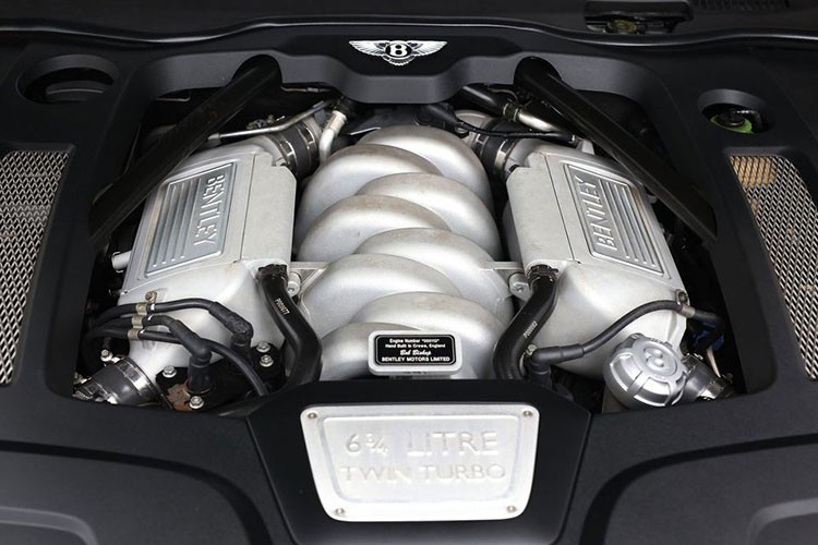 Bentley Mulsanne Speed 2016 được trang bị động cơ V8, tăng áp kép, dung tích 6,75 lít, sản sinh công suất tối đa 530 mã lực và mô-men xoắn cực đại 1.100 Nm. Kết hợp cùng hộp số tự động 8 cấp thể thao và hệ dẫn động cầu sau, chiếc xe siêu sang tăng tốc từ 0 lên 100 km/h trong 4,9 giây trước khi đạt tốc độ tối đa 305 km/h.