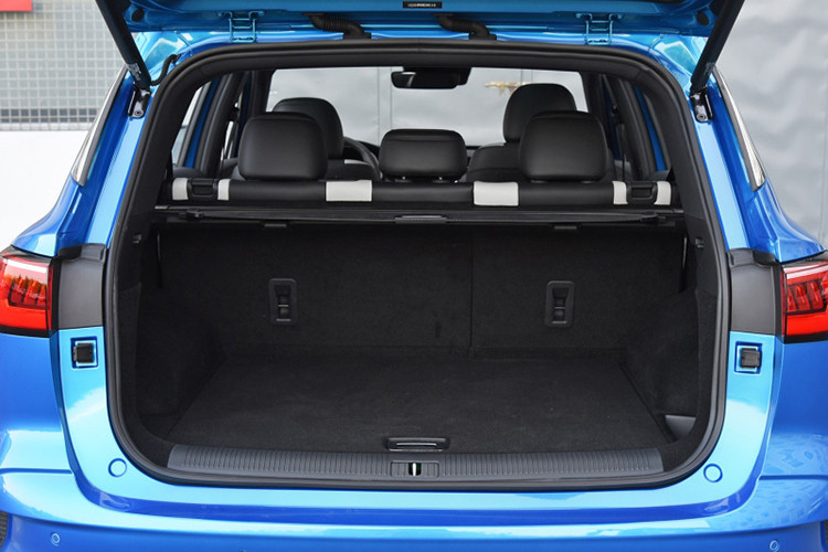 Một số khách hàng tinh ý có nhận định trên mạng xã hội rằng nó có nét giống mẫu xe Volkswagen Tiguan/Touareg từ một số góc độ. Không gian chứa hành lý của Roewe RX5 Max cũng được thiết kế khá rộng rãi.