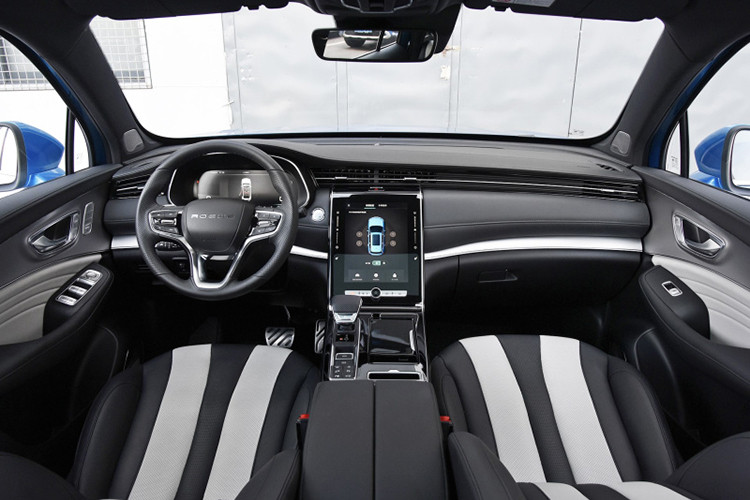 Cụ thể, nó là mẫu xe Roewe đầu tiên có trang bị với hệ thống “buồng lái thông minh” mới của SAIC, đi kèm màn hình bảng tín hiệu đồng hồ cỡ 12.3-inch và một màn hình cảm ứng trung tâm lớn cỡ 14.3-inch.