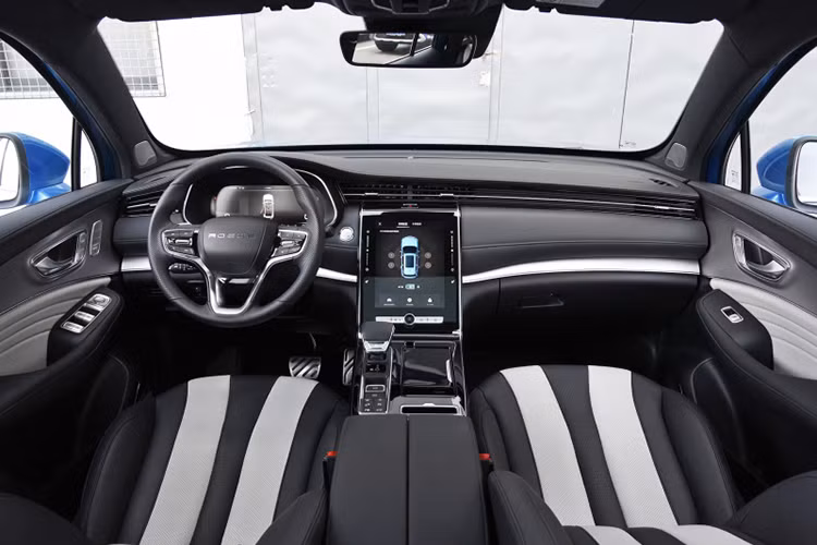 Cụ thể, nó là mẫu xe Roewe đầu tiên có trang bị với hệ thống “buồng lái thông minh” mới của SAIC, đi kèm màn hình bảng tín hiệu đồng hồ cỡ 12.3-inch và một màn hình cảm ứng trung tâm lớn cỡ 14.3-inch.