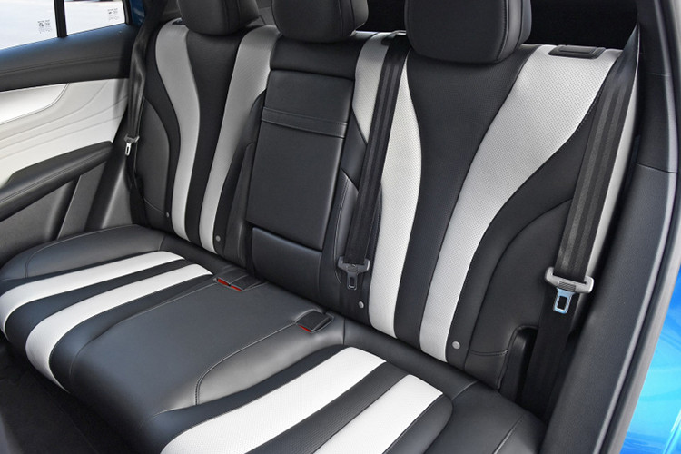 Trên phương diện kích thước, mẫu xe SUV Trung Quốc - Roewe RX5 Max có chiều dài 4.647 mm, rộng 1.891 mm, cao 1.725 mm, và trục cơ sở 2.760 mm. Mã ngoài của xe trông hiện đại, trơn mượt, phía trước có có hai hốc gió lớn và một lưới tản nhiệt mạ crôm khá bắt mắt.