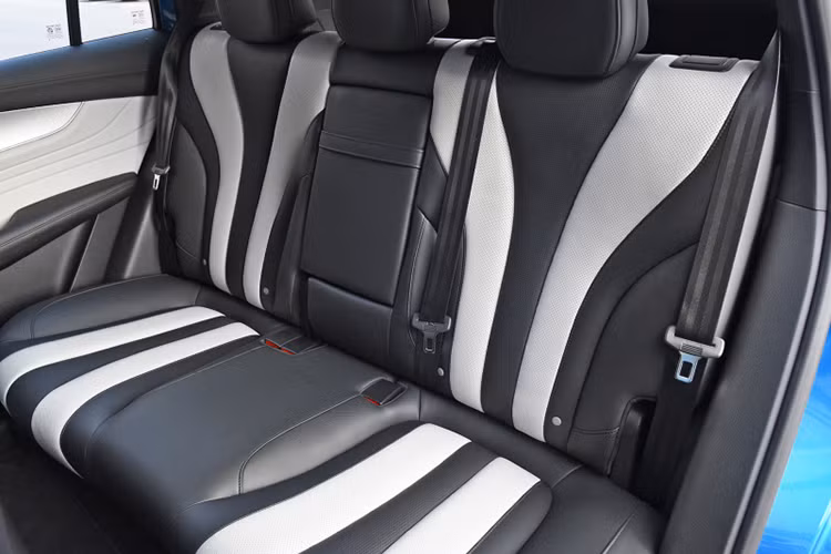 Trên phương diện kích thước, mẫu xe SUV Trung Quốc - Roewe RX5 Max có chiều dài 4.647 mm, rộng 1.891 mm, cao 1.725 mm, và trục cơ sở 2.760 mm. Mã ngoài của xe trông hiện đại, trơn mượt, phía trước có có hai hốc gió lớn và một lưới tản nhiệt mạ crôm khá bắt mắt.