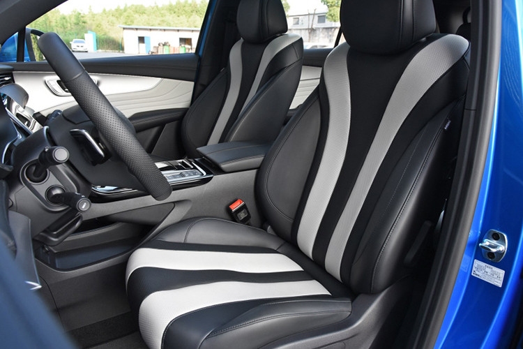 Chất liệu nội thất xe trông cũng rất đẹp mắt, thậm chí lớp da bọc trông gần giống như của Anh Quốc, và hệ thống âm thanh là lấy từ Bose. Chiếc xe còn có trang bị internet 4G và một thiết bị phát sóng WiFi. 