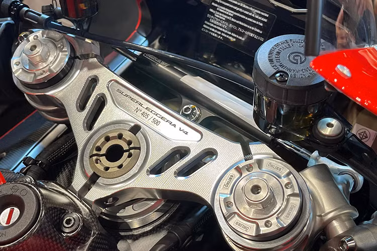 Đại gia siêu xe Minh Nhựa vốn nổi tiếng với việc sở hữu các mẫu ôtô và môtô đắt tiền như Bugatti Veyron, Pagani Huayra hay Harley-Davidson..., chính vì vậy việc anh sở hữu thêm chiếc Superleggera V4 vào bộ sưu tập của mình không có gì đáng ngạc nhiên.