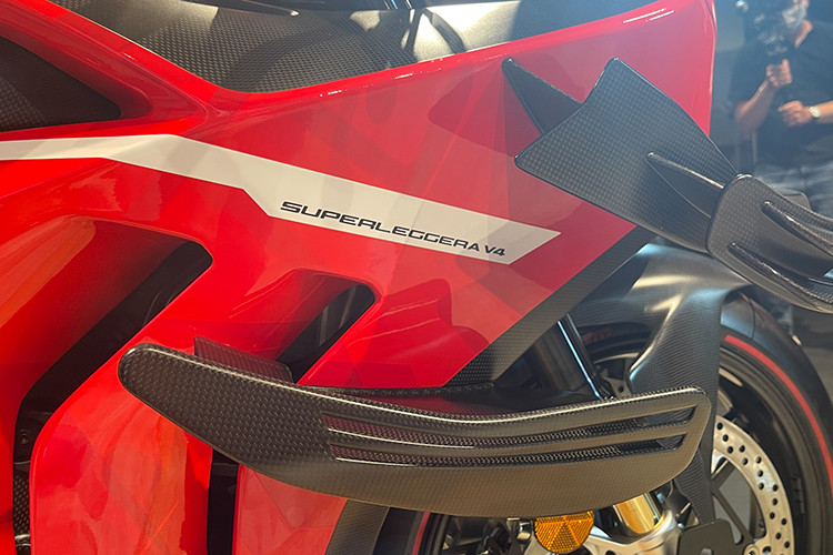 Nhờ vào sử dụng sợi carbon, titan và các thành phần gia công từ nhôm nguyên khối, Superleggera V4 có trọng lượng khô chỉ 159 kg (nhẹ hơn 16 kg so với Panigale V4), dẫn đến tỷ lệ công suất / trọng lượng là 1,41 mã lực / kg: một con số kỷ lục đối với một chiếc xe moto phân khối lớn thương mại.